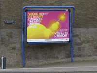 906352 Afbeelding van het grote reclamebord op de hoek van de St. Jacobsstraat en de Nieuwekade te Utrecht, met een ...